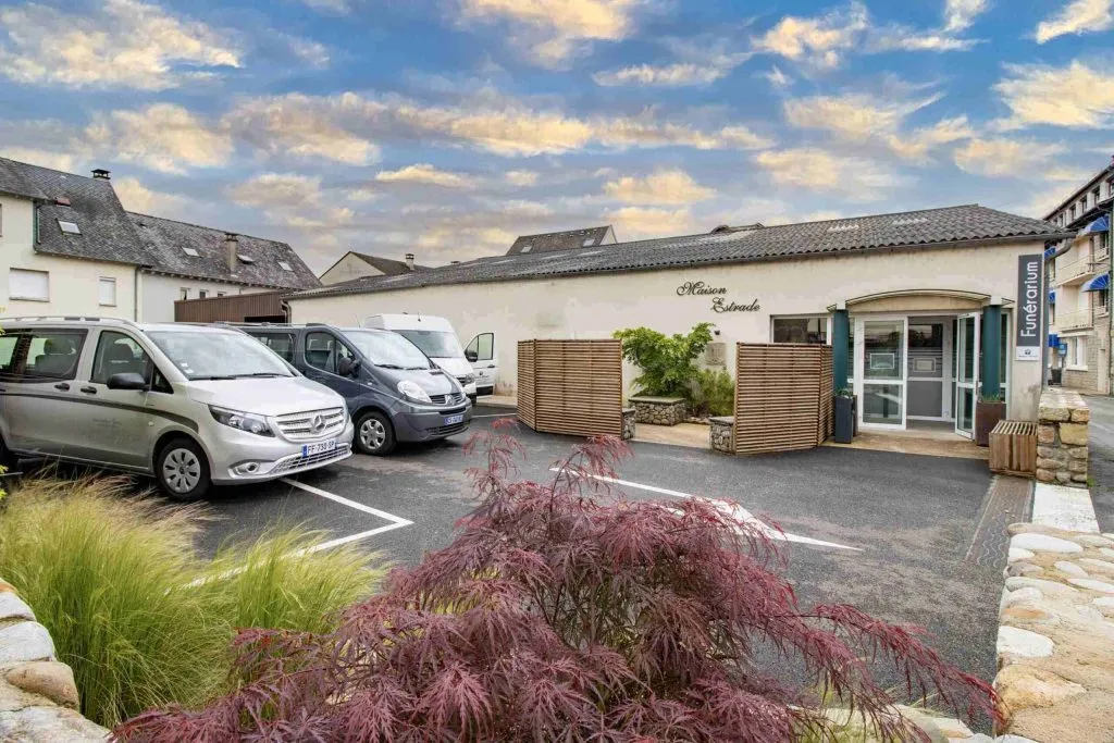 Flotte de véhicules funéraires stationnée devant l'établissement Maison Estrade